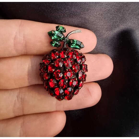 Vintage 1950s SCHREINER New York Signed Red Strawberry Rhinestone Fruit Brooch - Picture 6 of 7